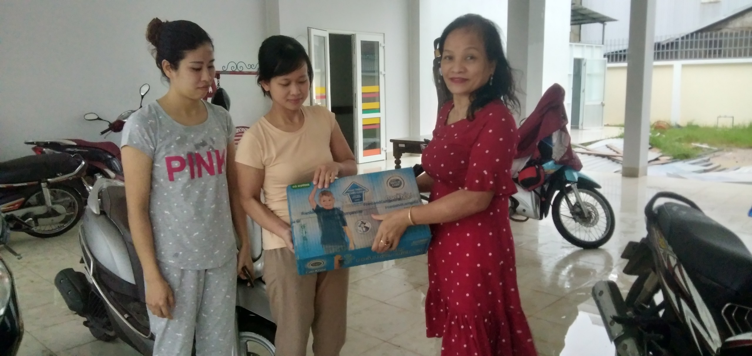 Cô Hương trường mầm non Vĩnh Ninh, giáo viên hưu trí tặng sữa cho các cháu